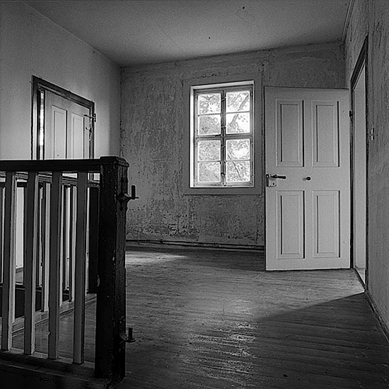 Die Türen zu den Zimmern in der ersten Etage des Pfarrhauses von Röcken.
Hier wurde Friedrich Nietzsche am 15. Oktober 1844 geboren.

Thomas Steinert
1990/99, Piezo-Pigment-Print, 40 x 40 cm, Ed. 7 

